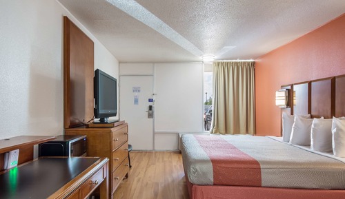 Standard Room, 1 King Bed, Accessible, Non Smoking