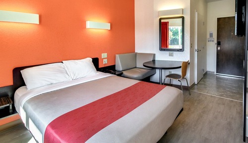 Deluxe Room, 1 Queen Bed, Non Smoking, Refrigerator & Microwave
