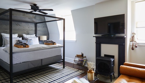 Room, 1 King Bed, Private Bathroom, Mountain View