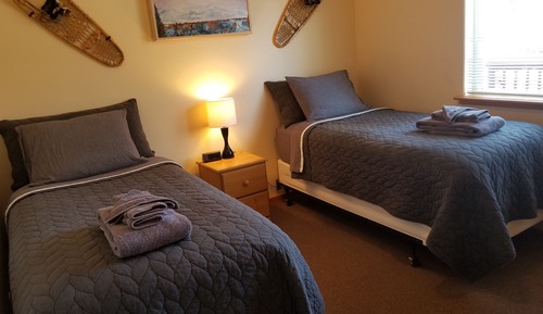 Standard Room, 2 Twin Beds, Shared Bathroom