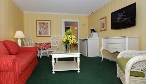 Comfort Single Room, 1 King Bed, Refrigerator & Microwave