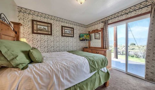 Suite, Kitchen (Upstairs)
