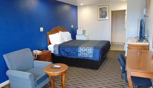 Room, 1 Queen Bed, Non Smoking, Refrigerator & Microwave