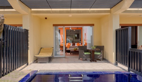 DELUXE ROOM PLUNGE POOL WITH PRIVATE JACUZZI AND SEA VIEW