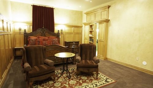 Suite, 1 King Bed (England Theme)