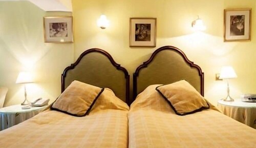 Twin Room, Ensuite (Bath - 4 & 10)