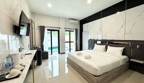 Grand Superior Pool Access Room