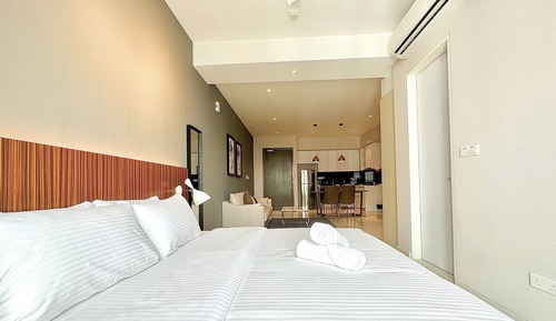 Standard Studio, 1 King Bed, City View