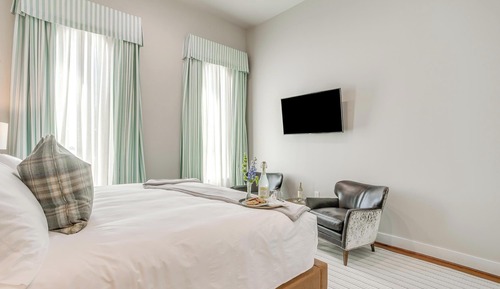 Superior Room, 1 King Bed, Non Smoking, Private Bathroom (8)