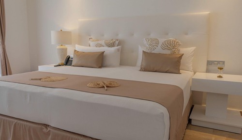Deluxe Suite, City View