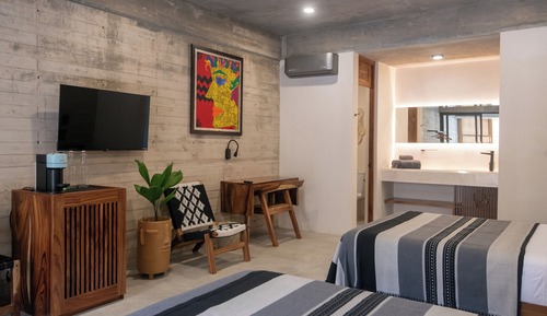 Superior Double Room, 2 Queen Beds, Pool View 3