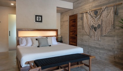 Superior Room, 1 King Bed, Pool View 6