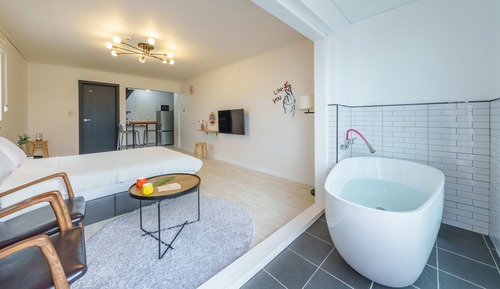 Basic Room, 1 Bedroom (303(Ocean View/ Therapy bathtub))