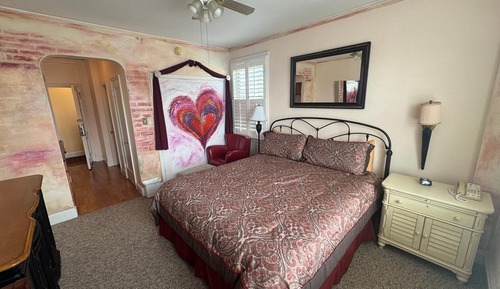 Deluxe Room, 1 King Bed, Non Smoking, Private Bathroom