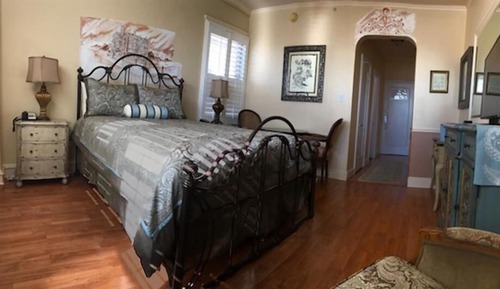Deluxe Room, 1 Queen Bed, Non Smoking, Private Bathroom