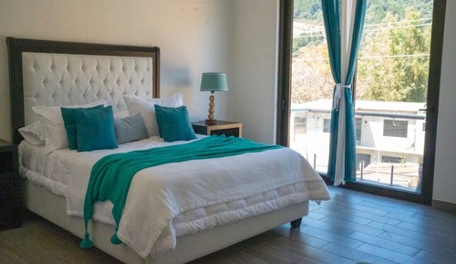 Single Room, Mountain View