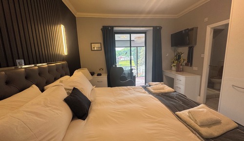 Deluxe Suite with Mountain View
