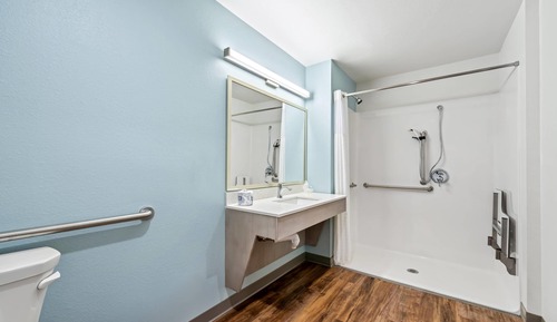 Suite, 1 Queen Bed, Roll-in Shower, Non Smoking