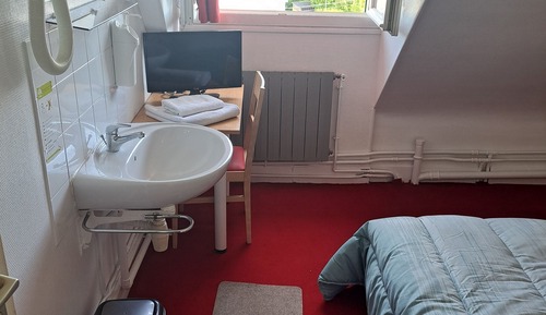 Room, Garden View