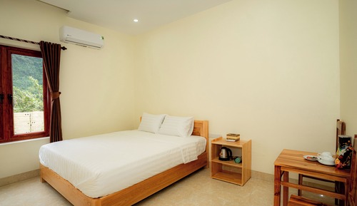 Standard Double Room, 1 King Bed, Pool Access, Mountain View