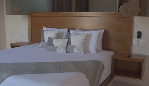 Deluxe Room, 1 King Bed, Garden View