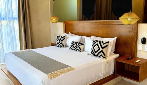 Junior Room, 1 King Bed, Courtyard View