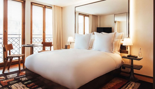 Deluxe Room, 1 Queen Bed, Air conditioning