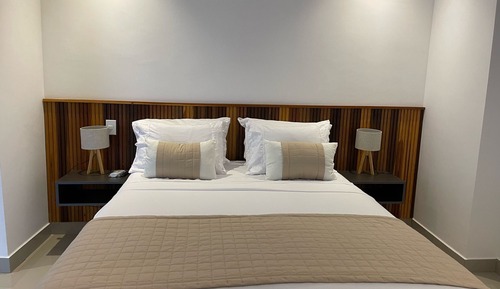 Suite, Lake View