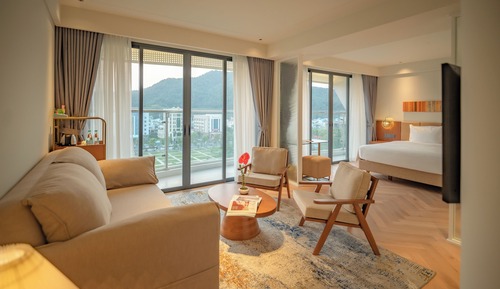 Luxury Suite, 1 King Bed, Balcony, City View