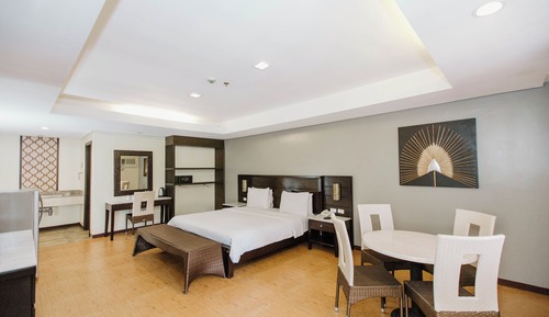 Premium Room, 1 King Bed, Pool View
