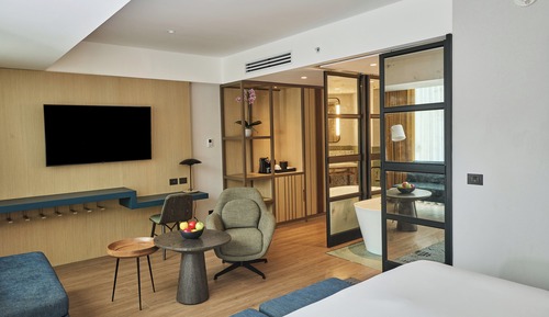 Suite, 1 Bedroom, City View, Corner (High Floor)
