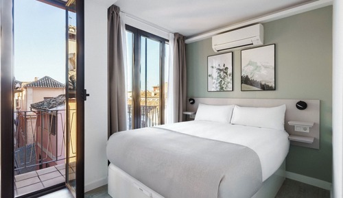 One-Bedroom Comfort Apt with balcony