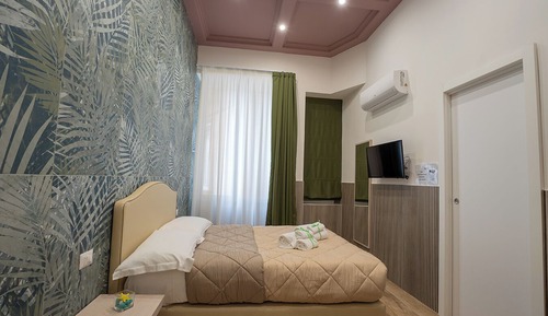 Superior Room (Via G.S. Felice 24)