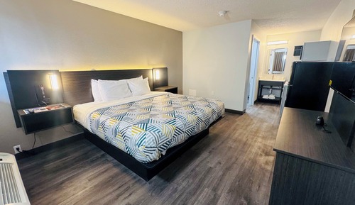 Standard Room, 1 King Bed, Non Smoking, Kitchenette
