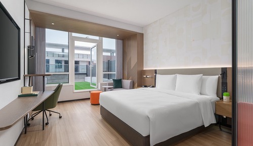 Standard Room, 1 King Bed, Accessible, Terrace (Pet Friendly)