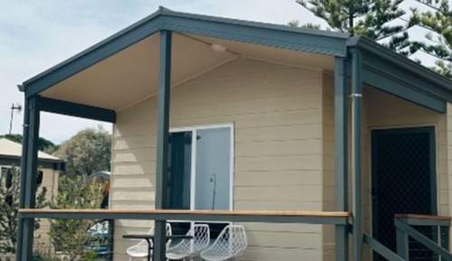 Basic Cabin, Balcony