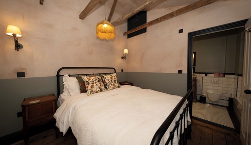 Classic Double Room, 1 King Bed, Non Smoking, Private Bathroom