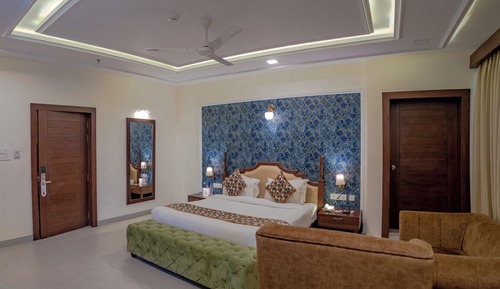 Suite with Hot Tub
