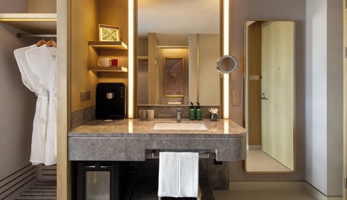 Twin Room (Traders, Airport View)