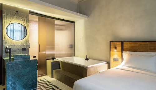 Deluxe Double Room, 1 King Bed, Private Bathroom, City View