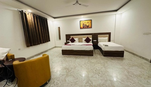 Deluxe Triple Room, 1 King Bed, City View
