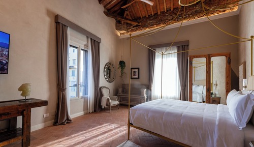 Deluxe Studio Suite, City View