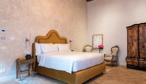 Signature Studio Suite, Courtyard View