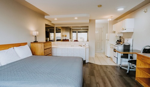 Suite, 1 King Bed, Kitchenette