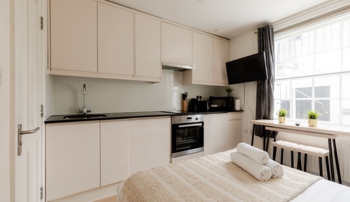 Economy Studio, Ensuite
