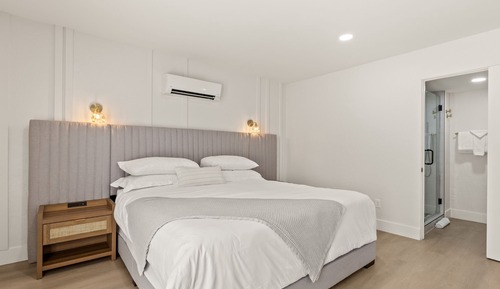 Superior Double Room, 1 King Bed, Private Bathroom, Pool View