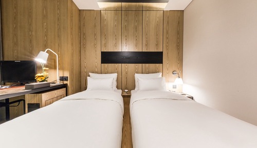 Premier Twin Room, City View