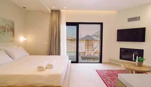 Deluxe Studio Suite, Pool View