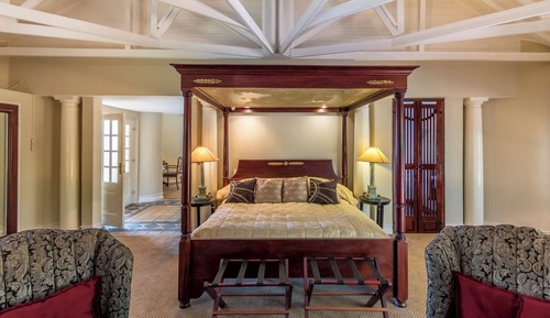 Deluxe Suite, 1 King Bed, Hill View