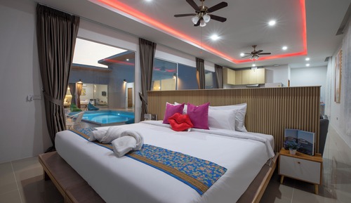 One bedroom suite with pool access